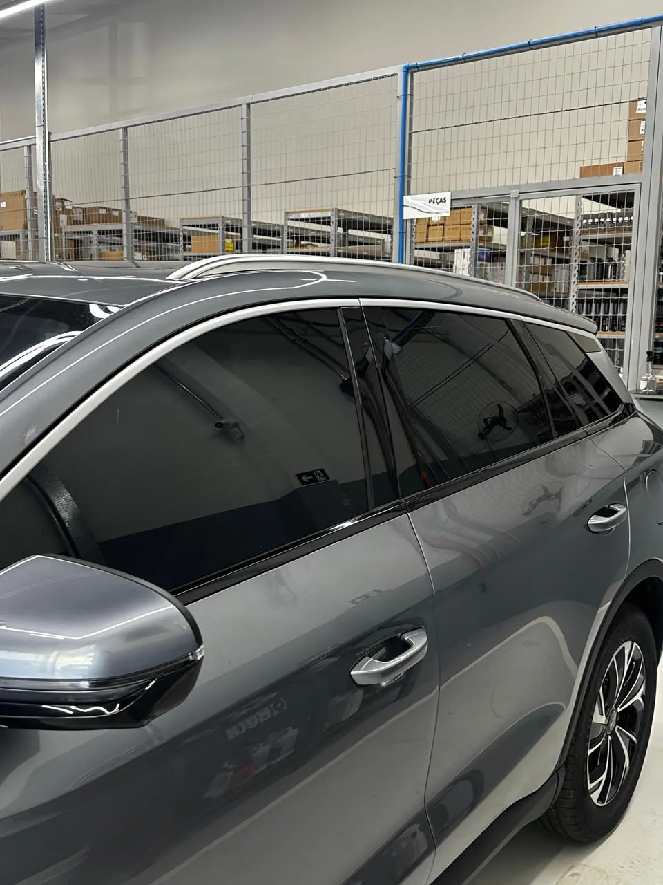 Lateral de SUV cinza com vidros escurecidos pela película