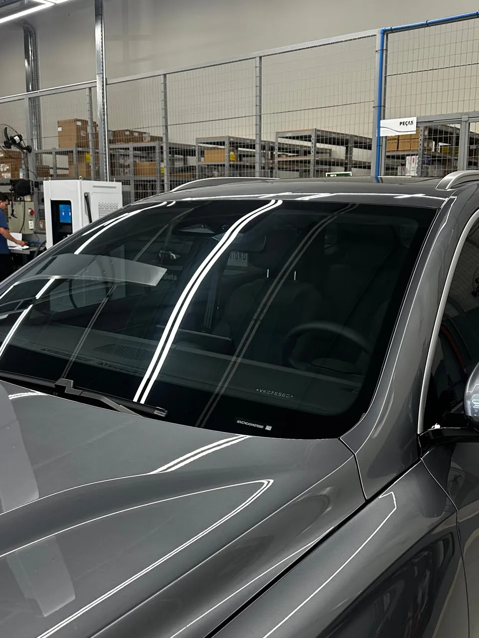 Para-brisa e vidros dianteiros de SUV cinza com película aplicada