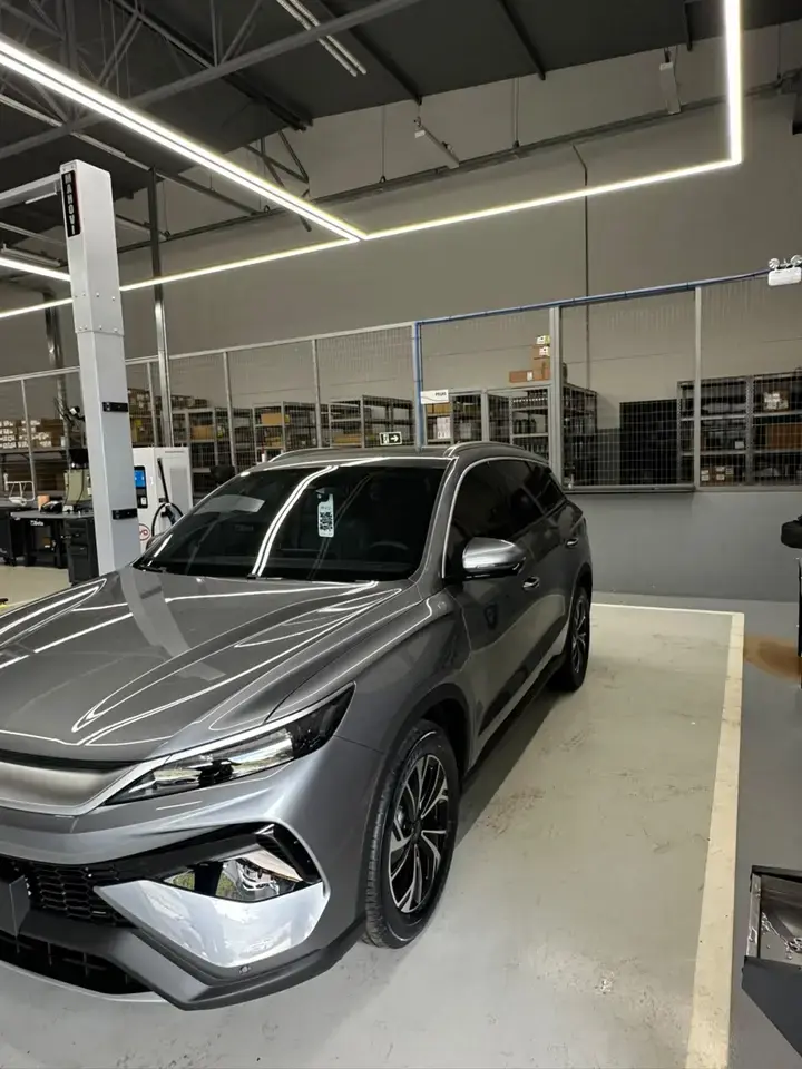 Vista frontal de SUV BYD cinza em ambiente de oficina