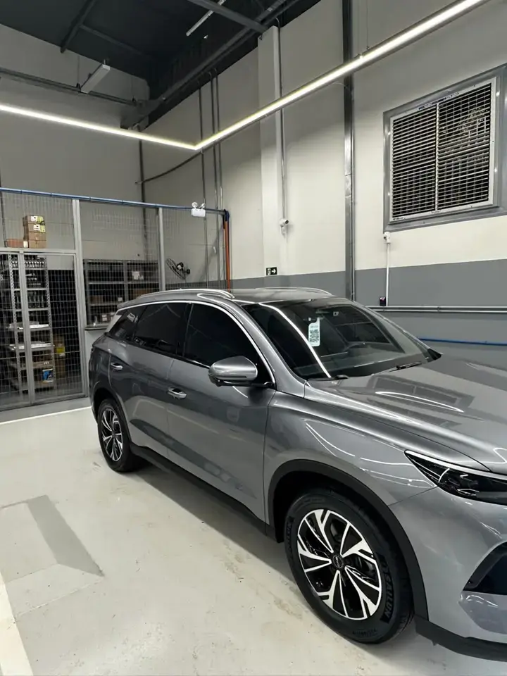 SUV BYD cinza com película aplicada nos vidros laterais