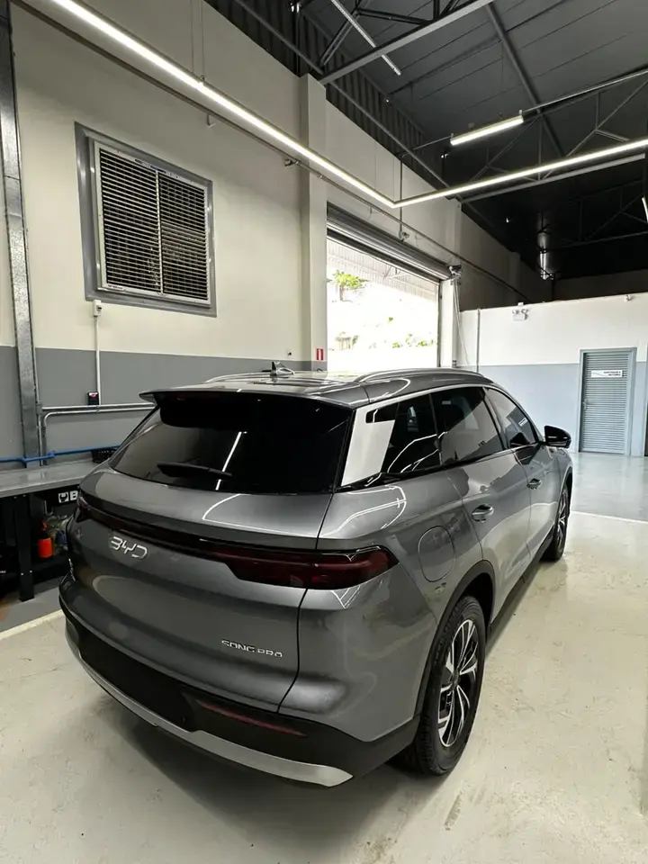 Vista traseira de SUV BYD Song Pro cinza com película nos vidros